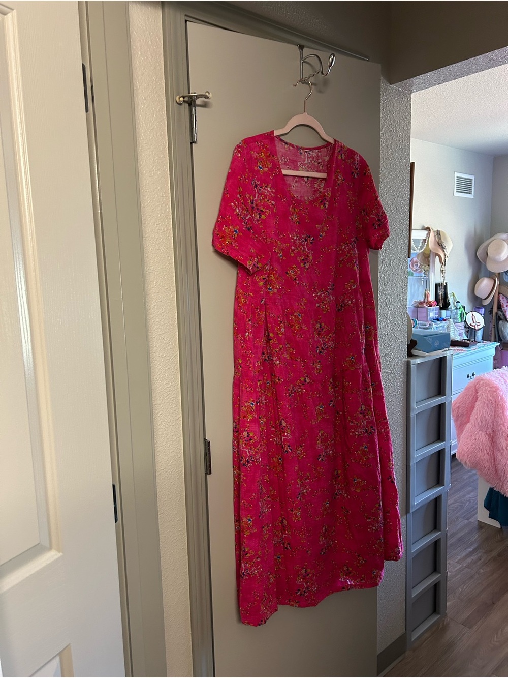 Womenโs Fuchsia Floral Uneck Midi Dress
